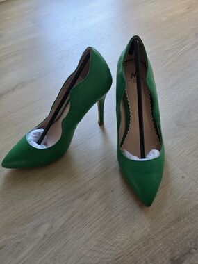 Shoe Dazzle Emerald Green Pointed-Toe Stiletto Pumps